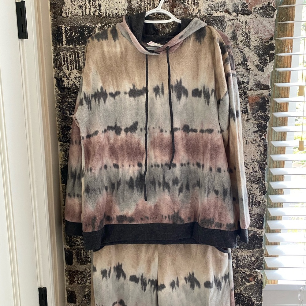 Tie Dye Sweatsuit Outfit